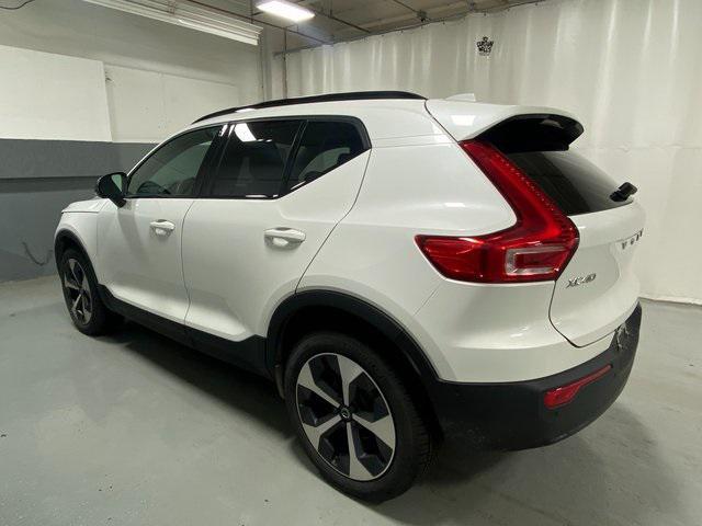 2023 volvo xc40 b5 plus dark theme