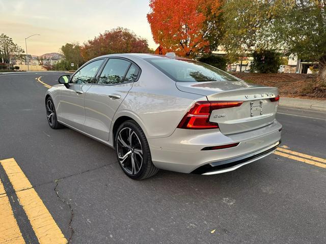 2024 volvo s60 b5 plus dark theme