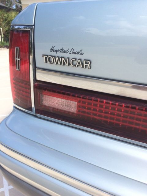lincoln town car 1993 (signature series) excellent condition!!