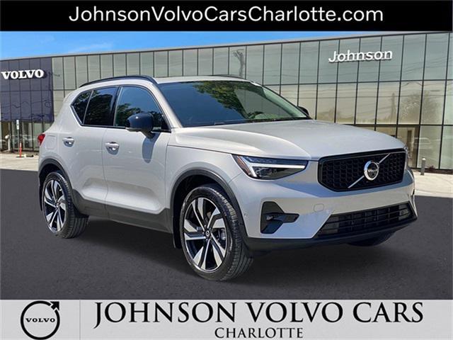 2024 volvo xc40 b5 plus dark theme