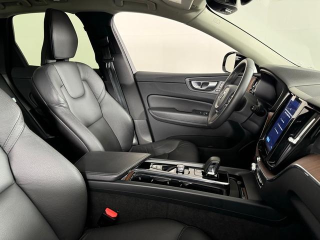 2024 volvo xc60 b5 plus dark theme