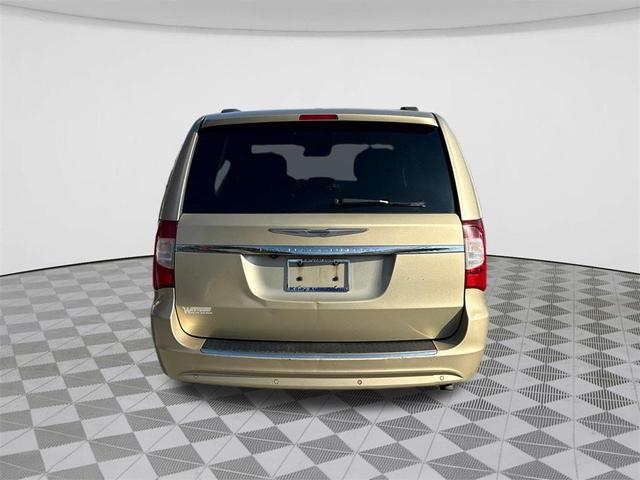 2011 chrysler town & country touring-l