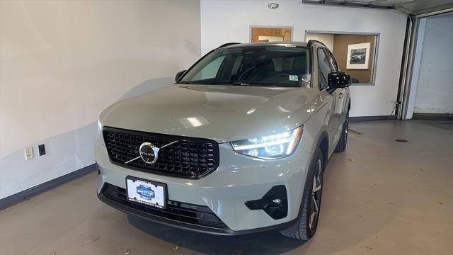2025 volvo xc40 plus dark theme