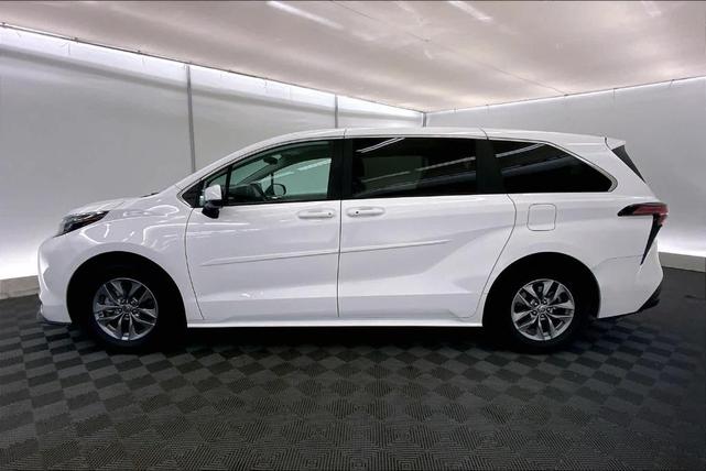 2022 toyota sienna le