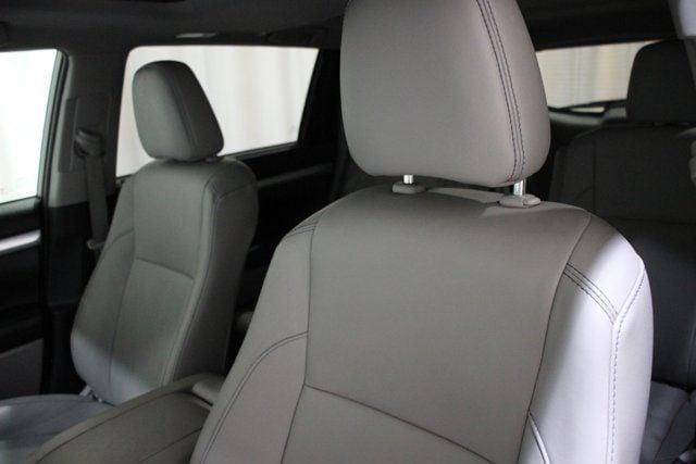 2019 toyota highlander xle in wichita, kansas