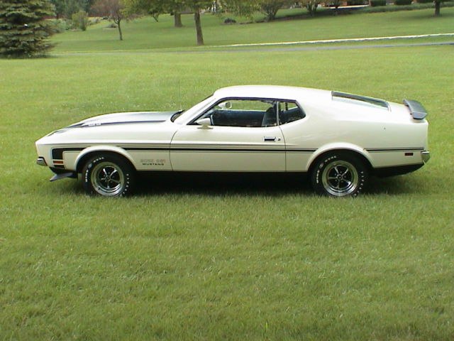 1971 boss 351 mustang .... has the rare mach 1 sports interior