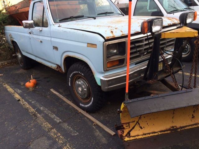 1986 ford f-250 pick up truck with plow and spreader