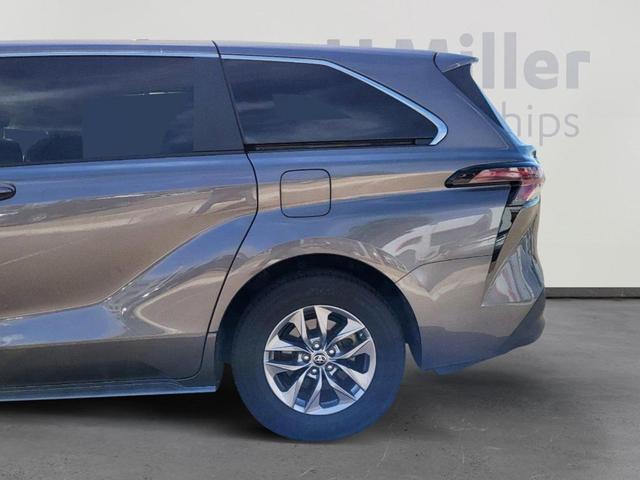 2023 toyota sienna le