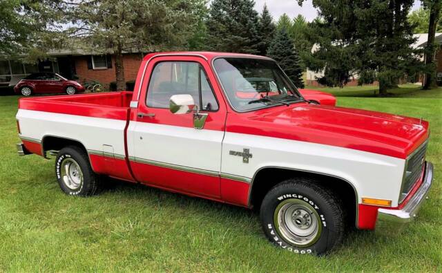 clean square body 350 v8, automatic, rwd nice paint corvette harley davidson