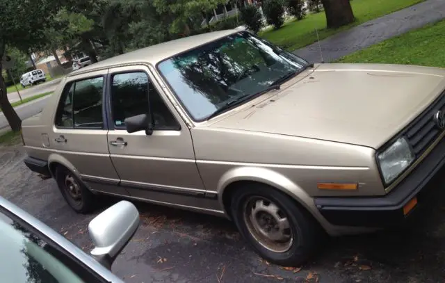 1986 volkswagen jetta base sedan 4-door 1.6l .. only 130k miles!