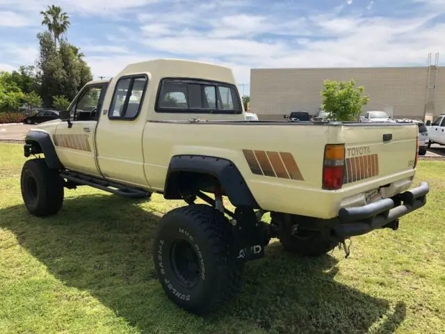 toyota custom cab 4x4 - new 22r motor - see video - no reserve !