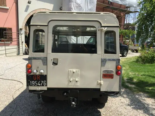 land 109 5 doors 9 seats