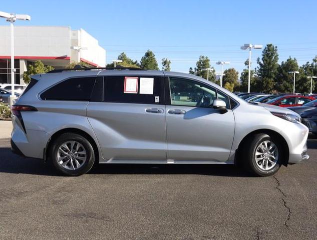 2022 toyota sienna xle 8 passenger
