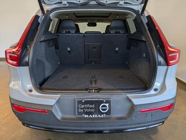 2024 volvo xc40 b5 plus dark theme