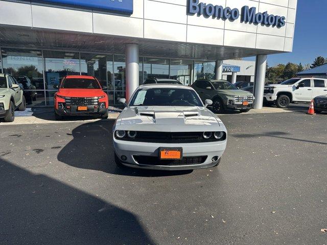 2022 dodge challenger sxt