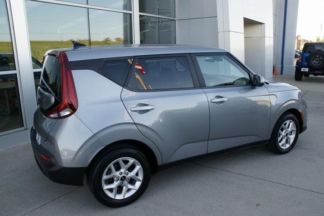 2022 kia soul lx