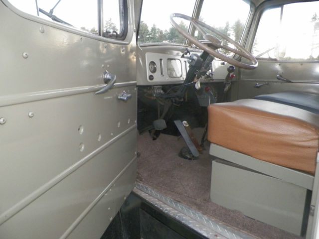 nice 1946 mack lf wrecker, no reserve