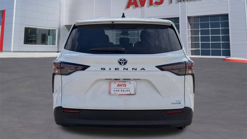 2024 toyota sienna le 8-passenger