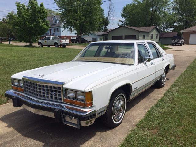 very nice crown vic- all options / no suprises