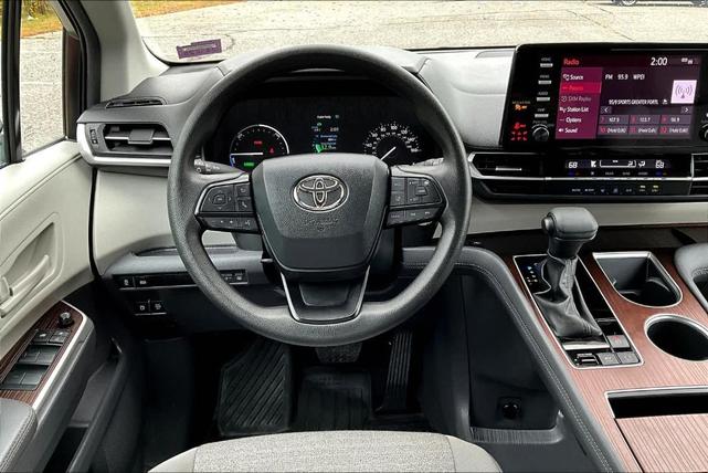 2024 toyota sienna le