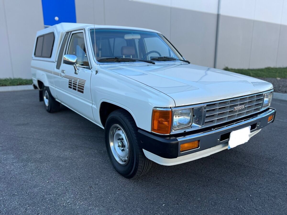 1985 toyota pickup pickup white rwd automatic xtracab rn56 dlx