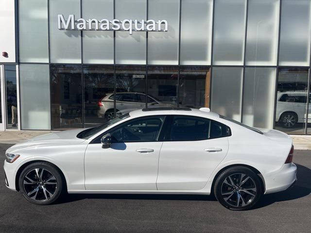 2024 volvo s60 b5 plus dark theme