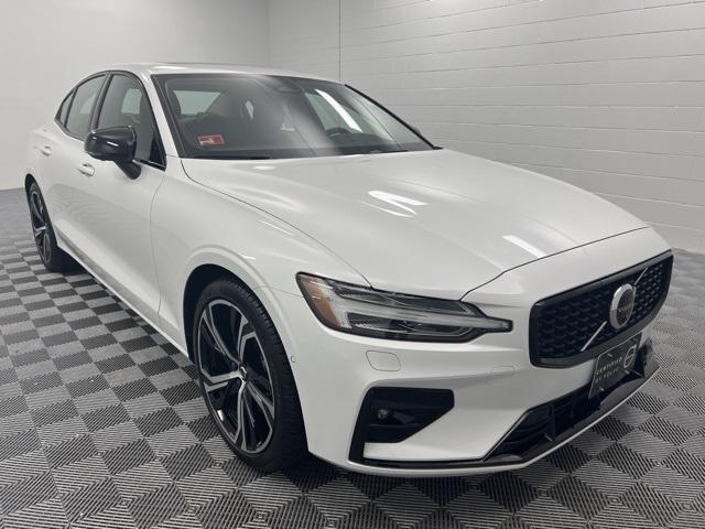 2024 volvo s60 b5 plus dark theme
