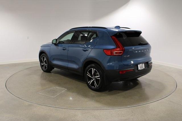 2024 volvo xc40 b5 core bright theme