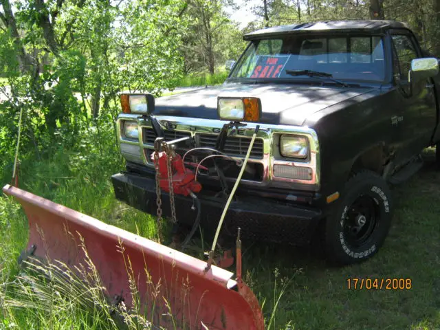 1991 dodge power ram,318,8'western plow, dual 1000 amp. batteries,new parts