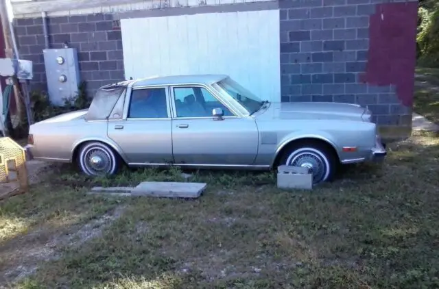 1983 chrysler fith ave parts car ,car has been sitting outside 20 yrs