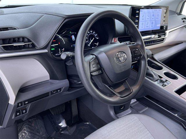 2024 toyota sienna le