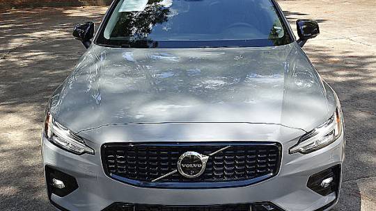 2024 volvo s60 b5 plus dark theme