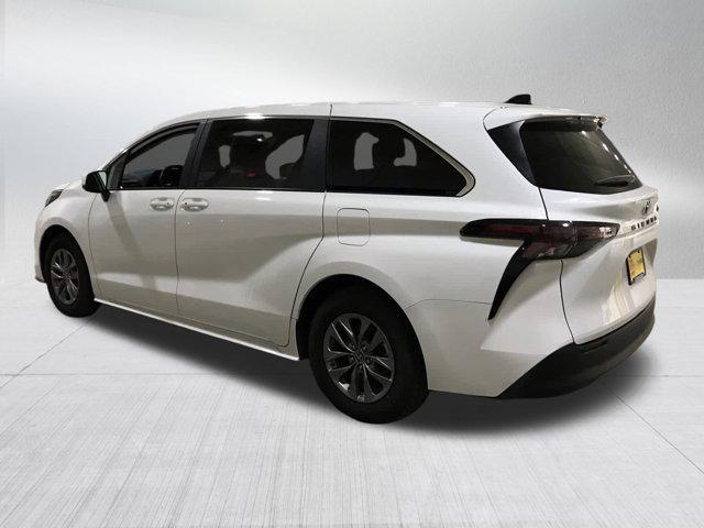 2024 toyota sienna le