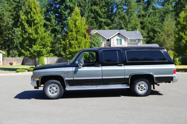 1988 4x4 suburban no resever selling world wide 2 owner rust free suv 9 pas
