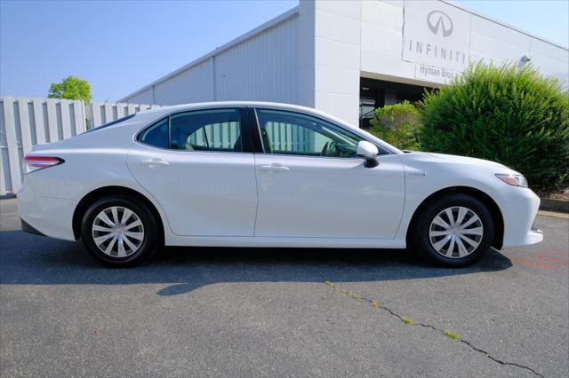 2020 toyota camry le