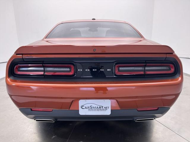 2022 dodge challenger sxt
