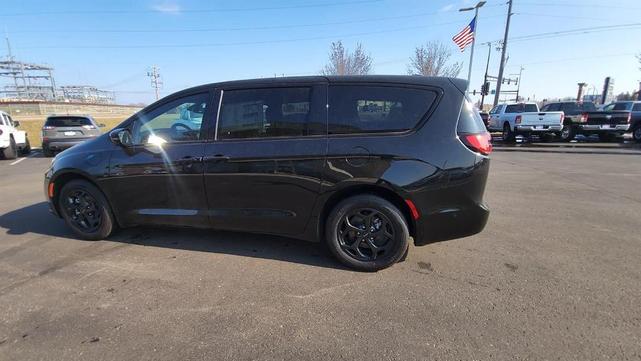 2024 chrysler pacifica hybrid select