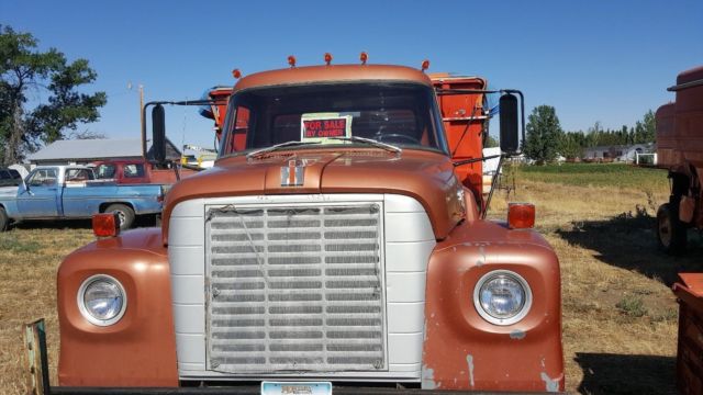 1970 international truck 2-1/2 ton, with hoist