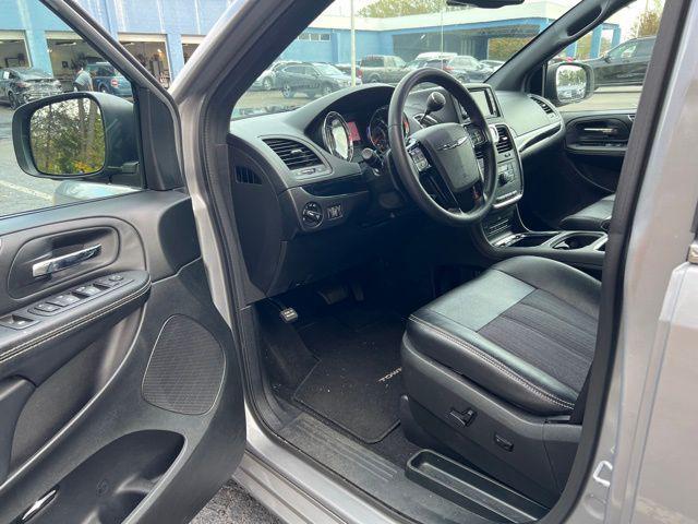 2015 chrysler town & country s