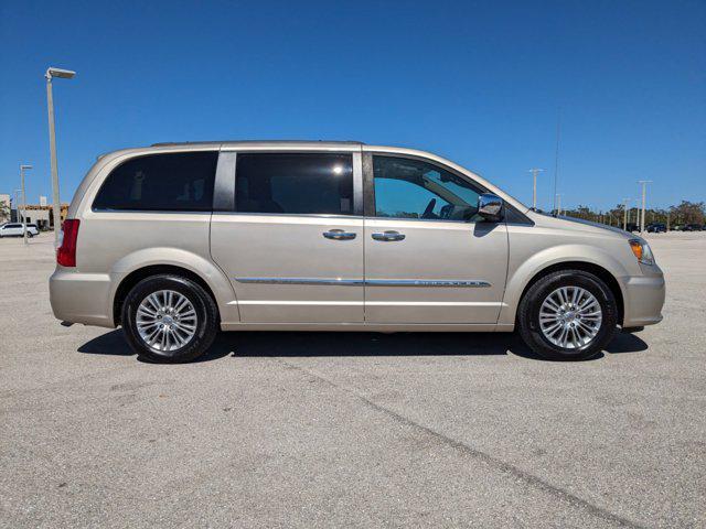 2015 chrysler town & country touring-l