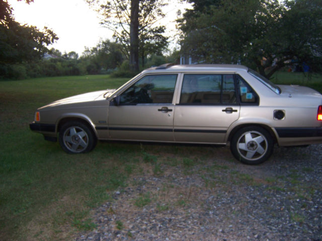 1992 volvo 940 t sedan 4-door 2.3l