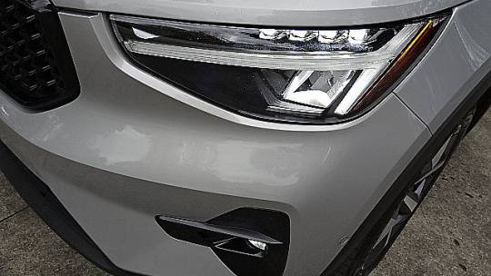 2024 volvo xc40 b5 plus dark theme
