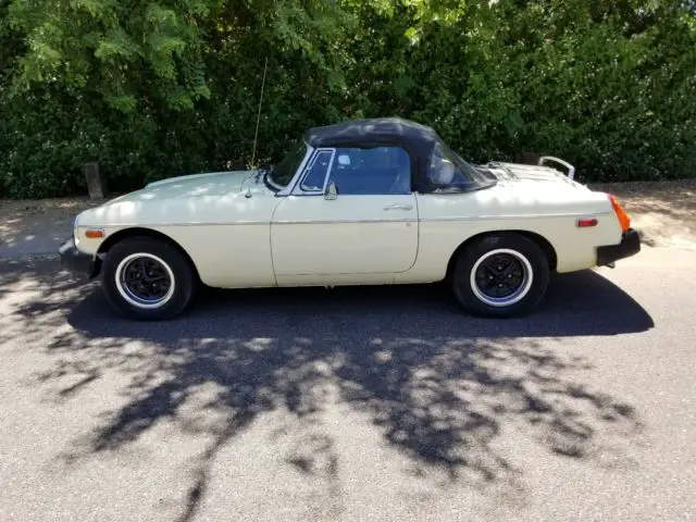 great running primrose yellow - very nice - rust free mgb