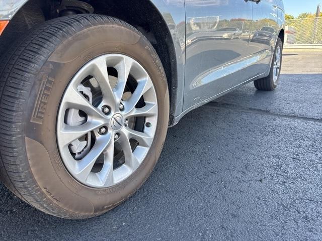 2023 chrysler pacifica touring-l