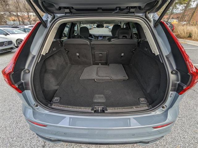 2023 volvo xc60 b5 plus dark theme