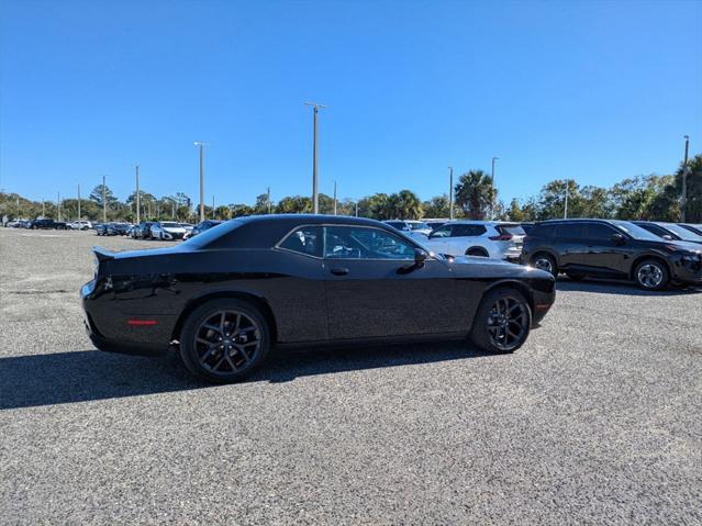 2022 dodge challenger sxt