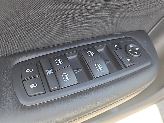 2016 chrysler 200 lx