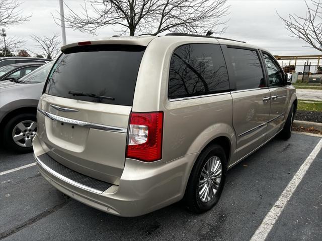 2016 chrysler town & country touring-l