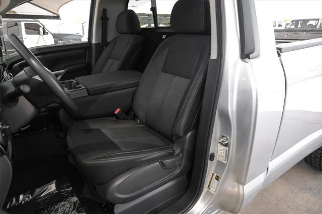 2017 nissan titan sv