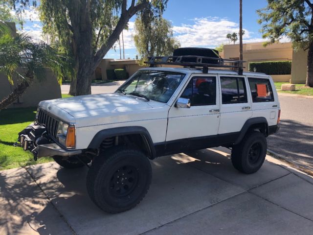 1988 jeep cherokee laredo - 4.5" lift - 5 tires - street legal